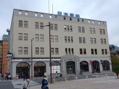 駅前噴水広場を挟んで門司港駅の正面に建つ門司郵船ビルです。