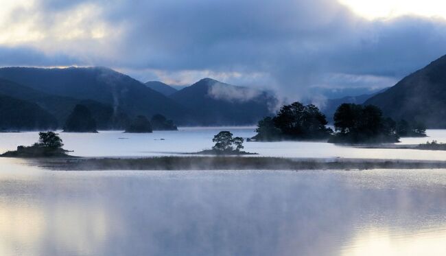 翌日10/18の朝4：30に起きて秋元湖へやってきました。<br /><br />凄く寒くて、自転車で行きましたが、行きは延々と下りで、薄手の手袋をしているものの手が大変冷たくてかじかみました。<br />帰りは延々登りで電動自転車とは言え、登り坂なので足を止めると自転車も止まるので、足は常に動かし続ける必要があり疲れました。<br />片道4ｋｍ位あるので足がつりそうになりました。<br />