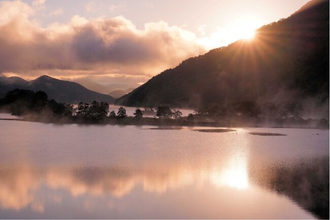 太陽が顔を出しました。<br /><br />日の出の撮影を終了し、足がつりそうになりながらホテルへ帰って7時から朝食を取りました。<br />待合せにはまだ2時間ほどあるので、9：30まで少し朝寝をしました。<br /><br />その後レンタル自転車をアクティブリゾートホテルで返却し、この後は友人の車で移動しました。<br />