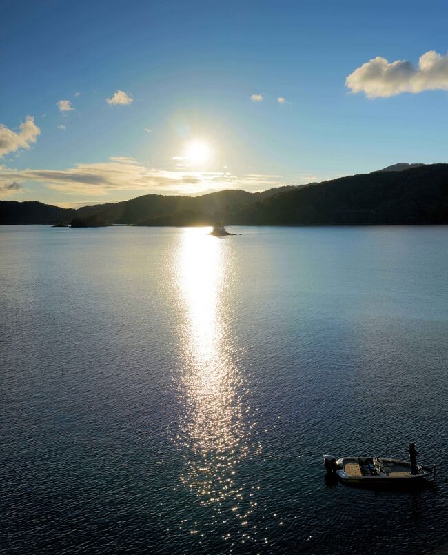 夕方に桧原湖へ日の入りを撮りに来ました。<br />どこが良いか捜して、小島が向こうに見える場所に陣取りました。<br /><br />三脚にカメラをセットし、ハーフNDフィルターも付けて日の入りを前に準備しました。そうしていると手前にフィッシングボートがやってきました。