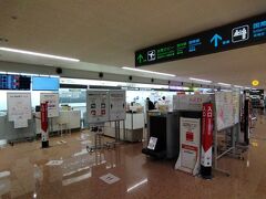 宮崎ブーゲンビリア空港にはJALグローバルクラブのカウンターが設置されていないため、JALのカウンターで手荷物を預け、航空券を受け取ります。