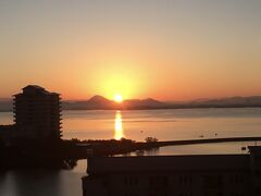 おごと温泉湯本館で迎える朝。
琵琶湖から朝日が登ります。