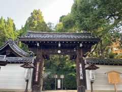 徒歩五分くらいで青蓮院門跡へ。
来た道を振り返ってみたら平安神宮の鳥居が見えました。
青蓮院は比叡山延暦寺の三門跡のひとつとして知られ、現在は京都にある五つの天台宗の門跡寺院のひとつだそうです。
