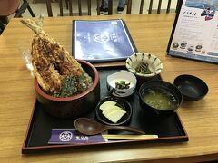 湖畔のお店で昼食。
シーズンオフかと思ったら、さすがは十和田湖。観光客もそこそこ多く食堂では待ち時間が発生しました。
ここ「もりた」はヒメマス料理で有名だそうです。
ただしこの時期はヒメマスの禁漁期間で、刺身等はいただけません。
ヒメマスの天丼は出来るそうなので、それをいただきます。
お魚の肉がなかなかボリュームがありました。

ちなみにここは青森県十和田市。
東北6県の3県目。