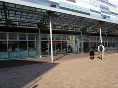 熱海駅
来宮駅から歩いて25分程、熱海駅に着きました。
綺麗な駅ビル「ラスカ熱海」があります。