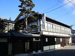 お料理自慢のお宿・いち川さん。
雰囲気がすでに宿場町ちっく。

今の建物は昭和になっての建替えだけれども。
江戸時代の初めから、お宿をやってるとかで。
当時はホントに旅籠だったそうΣ(・∀・；) 