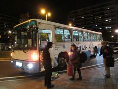 19：03 定刻より若干遅れて無料送迎バス到着。
小倉駅からの先客が何名か乗っていました。