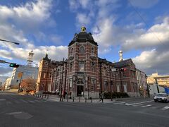 【岩手銀行赤レンガ館】重要文化財

日本銀行・東京駅を設計した明治洋風建築界の権威、辰野・葛西建築設計事務所の辰野金吾が設計したものということです。

東京駅と同じ造りで素敵。