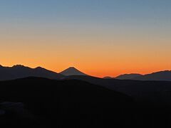 日の出前の朝6：15頃。
美ヶ原高原・王ヶ頭ホテルから、富士山の北斜面を眺めます。
朝焼けが美しい。