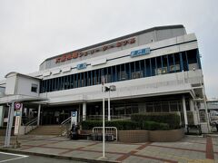 名門大洋フェリー大阪南港ターミナル
ターミナルからは５分ほど高架の通路を歩き、大阪メトロニュートラムの「フェリーターミナル駅」からJRを乗り継いで、