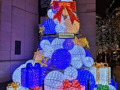 晴海通りと丸の内仲通りの角に、ザ・ペニンシュラ東京のクリスマスツリーをかたどったイルミネーションがあります。
