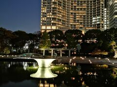 皇居近くの和田倉噴水公園です。
後に見えるのは、パレスホテル東京です。