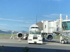 岩国錦帯橋空港で飛行機に乗るのは楽しい。
目の前に飛行機が駐機するから。