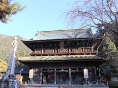 久遠寺の本堂までは、歴史ある三門をくぐってアプローチ。

この三門は日本三大三門の一つと言われているそうで、総檜造りの壮大な門は確かに立派だと思うが、なんにでも日本三大○○と冠をつけたがるのは、日本人の特性だろうか。
日本三大○○とか言われるといかにも俗っぽくなってしまい、神聖な気持ちがそがれてしまう。

ちなみに日本三大三門の他の2つは京都の南禅寺と知恩院の三門だそうだ。
