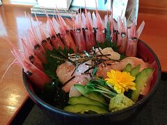 私のお目当てはこの甘エビ丼なのです!!
エビの頭がついていたのでこのお店にしました。
欲を言えば、この頭のお味噌汁が飲みたかった…。
