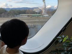 休憩場所から太陽の塔が見えました。
窓のニフレルのマークも可愛い。