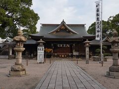 海沿いから離れ、西側に鎮座する若松恵比須神社に参拝する。その社は、約1,650年前に創建されたという古社であった。境内南側の上空を、若戸大橋から続く道路が通過し、静謐な感じは無い。その拝殿脇には、江戸時代のものらしい方位石が置かれていた。