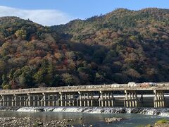 「渡月橋」の前を通って