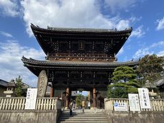 嵐山へ戻って車を停めて散策します。

まずは「清涼寺」