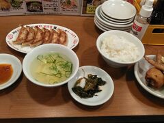 帰りは餃子を食べて帰宅