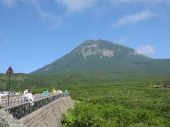 知床峠です。天気が良く、羅臼岳が綺麗に見えます。