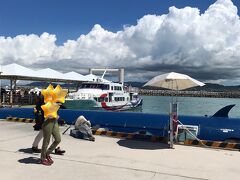 竹富島の港に到着しました。
真夏の雲のような景色です。