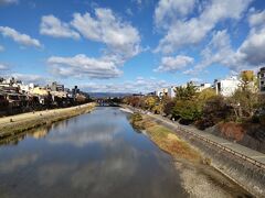 先斗町通りは、三条通りから四条通りまで続いていました。
四条大橋からの眺め、いいお天気です。