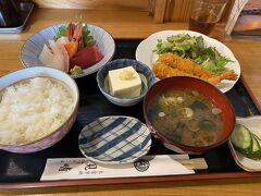 お昼ごはんは外川にある見晴さん
みはらし定食￥1,100
エビは飲める
他のお刺身も美味しい
ごはん少なめにするの頼むの忘れたけど、他のお客さんが少なめで頼んでたからやってくれると思う

※店舗や施設の外観写真を撮り忘れがち