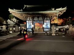 令和3（2021）年11月19日金曜日。

石山寺〝あたら夜もみじ〟、石山寺東大門。