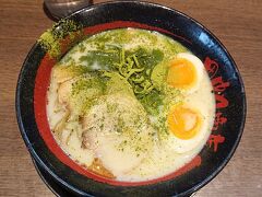ラーメン田中九商店。
豚骨白湯スープの「塩玉ラーメン￥1,060」に、ふんだんに「宇治抹茶のパウダー￥100」をトッピング。凄い。