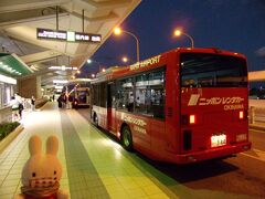 那覇空港の出発エリアに到着です。
チェックインカウンターのある入り口にバスが着けてくれるのでこれは助かる(^_-)-☆。