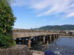 「宇治橋」を近くから眺めます。