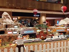 冬のヨーロッパをイメージした巨大ジオラマ。これすごいな。
https://osaka.hiltonjapan.co.jp/plans/restaurants/event/christmas_train
