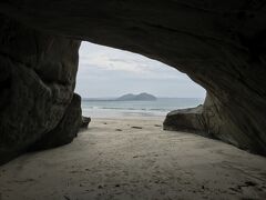 砂浜に続く洞窟と沖合の小島。千人が座れるくらい広いことから名づけられたという岩屋は思った以上に見ごたえがありました。