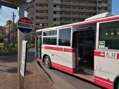 コレ。バスに乗りまーす。
岡崎から新舞子に行くなら熱田駅下車で名鉄に乗り換えるか、そもそも名鉄1本で行けるのですが、まぁ今回は“プチ旅”を楽しむべく、こんな面倒くさいルートをチョイスした次第です。なにせヒマ人なんで…。