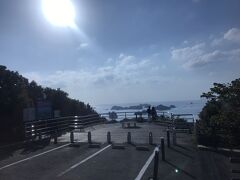 車窓から連写して、うまく撮れた1枚。
展望所から島々を見ている2人。何を話しているのかな。
