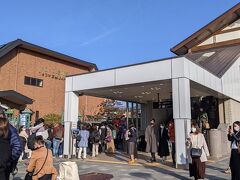 嵐山は混むだろうと思い朝早めに出発したつもり（当社比）でしたが、京都駅から乗った山陰本線は満席、8時半頃の嵯峨嵐山駅にはすでに大勢の人が。みんな早い……！