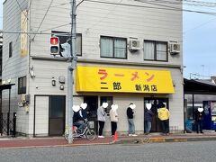 お腹も膨れたし、新潟駅まで約1.5km歩いて向かいましょう。
嗅ぎなれたかほりに振りむいたらラーメン二郎があった。
二郎…お前新潟にも居るのか…！