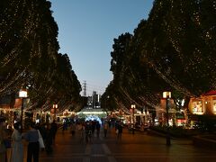 特にパルテノン通りは綺麗に飾り付けていました。