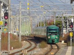 　というわけで旅立ちの第一走者は、久留米駅10時発「ゆふいんの森」１号。インバウンド観光客が7割を占めることもあった観光特急で、打撃は大きかった列車です。
　3週間前に予約した時点では半分くらい空席だったのが、今日は満席との報を聞いており、ご同慶の至り。
