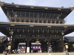 東本願寺御影堂門、重要文化財です。高さ27mで、木造建築の山門としては世界最大級、木造建築の二重門としては、日本一の高さ。壮大です。