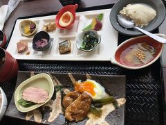 JR京都駅まで歩き、昼食は’京鴨一羽買いと京のおばんざい 市場小路’へ行きました。写真は妻が注文した’京鴨三昧京生麩と生湯葉のおばんざいプレート’、私は’京肉三昧　京生麩と湯葉のおばんざいプレート’でしたが写真撮り忘れです。