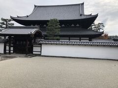 法堂は豊臣秀頼が1605年に再建、現存最古かつ最大級の法堂建築。秋の特別公開で拝観できました。天井には狩野光信筆の「蟠龍図」が描かれ、鳴き龍を体験できます。ピンポイントで手を叩くと確かに龍が鳴きます。