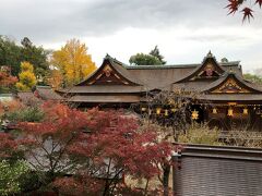 紅葉の中に北野天満宮本殿も見えます。