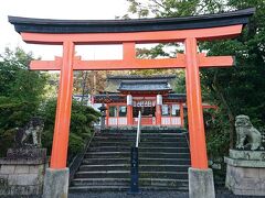 宇治神社の境内。
次の鳥居「二の鳥居」と、参道の階段を渡ります。