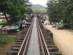 クワイ川と鉄橋が見えます。

クワイ川は、比較的大きな川です。

