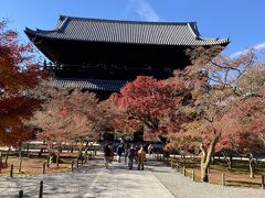 最後の名所は南禅寺。臨済宗南禅寺派の大本山。

帰りに撮影した三門です。1628年に再建された門です。