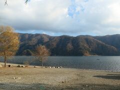 彼女たちに教えてもらった日帰り温泉施設は定休日！(涙)

で、仕方なく西湖湖畔へ
対岸の紅葉もキレイ