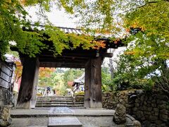 高台寺には11:00頃到着。

もう少し午前中早い時間に訪れようと考えていましたが、東福寺の紅葉が素晴らしく思ったよりも時間がかかり予定よりも遅くなってしまいました。

高台寺　拝観料￥600
高台寺・圓徳院共通　￥900

