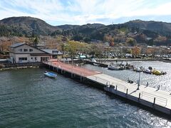 ●箱根町港

「桃源台港」を出発してから約25分で「箱根町港」に到着。
前回訪れた時（2020年冬）はここで下船し、観光名所の「箱根関所」から「恩賜箱根公園」を巡りつつ「元箱根港」まで歩いていきましたが、今回はそのまま乗船しときます。